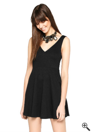 Schwarzes Kleid mit V-Ausschnitt Outfit fürs erste Date